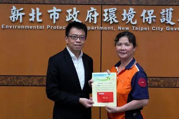 廢棄沙發挖出價值31萬黃金！板橋清潔員拾金不昧　市府贈紅包嘉勉