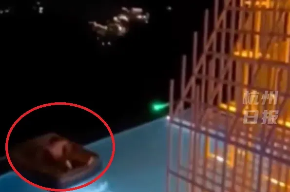 影/差點變空中飛人！男子泳池玩漂浮床險墜山谷　「神反應」起身撿回一命