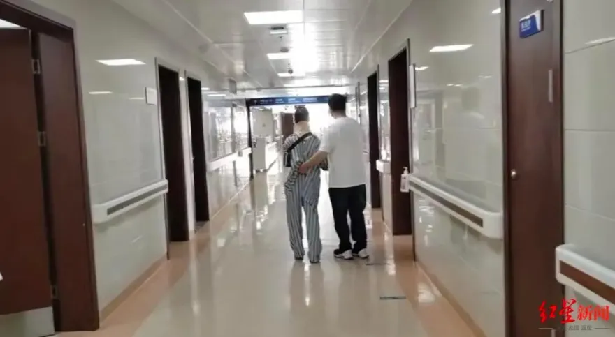 倒楣OL逛商場被跳樓者砸到重傷　事發1個多月「等不到賠償」…家屬擬提告