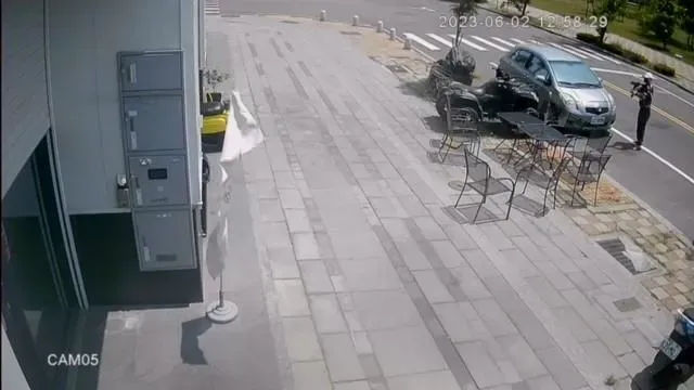 影/台南囂張開槍影片曝！狂徒步槍掃射水產店20多槍　警突現身給他屁股2槍逮人