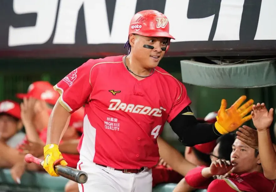 影/江坤宇開轟被沒收！　「球迷鬼手伸出」全壘打掰…味全龍三連勝