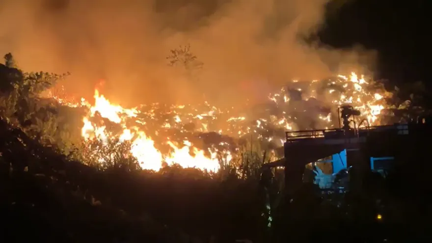 影/雲林垃圾山半夜全面燃燒！濃煙遮蔽天空　嚇人火勢宛如火山爆發