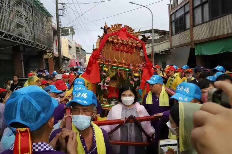 雲林六房媽「過爐」　上萬信眾陪媽祖一同搬新家
