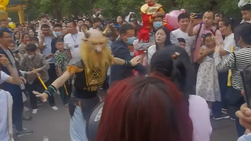 影/遊客搶打卡爆衝突…「牛魔王」南天門勸架　網笑翻：給他個面子