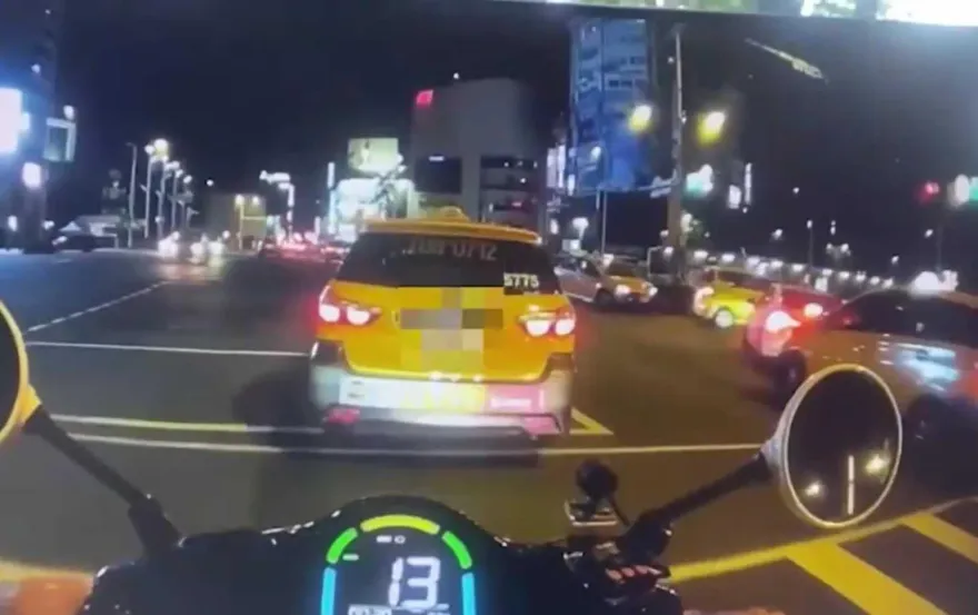 影/開小黃還酒駕！運將闖紅燈竄逃「警布口袋戰術逮人」　監視畫面全都錄