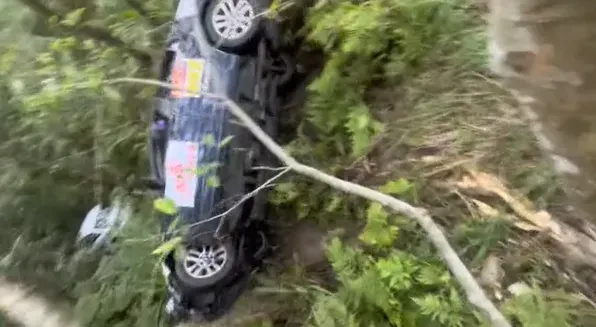 有伴了！台東拉力賽BMW過彎失敗翻墜山谷　下方竟還有一車