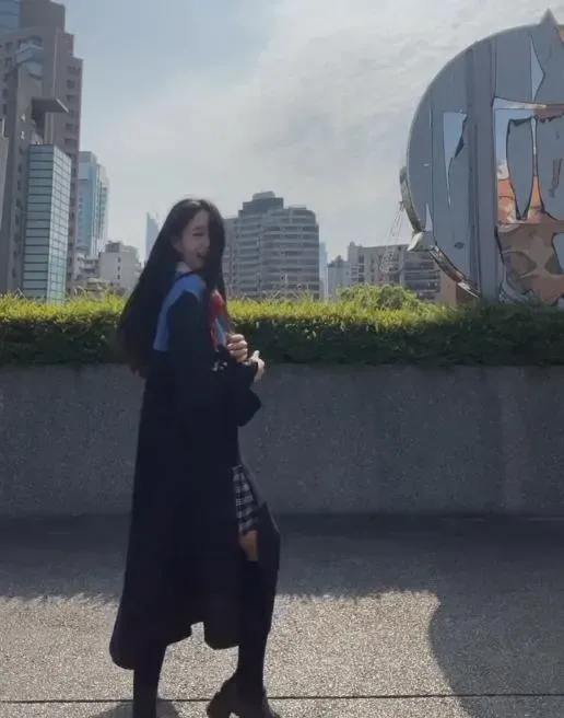 小S女兒Lily秀若隱若現鉛筆腿！網讚：美又氣質