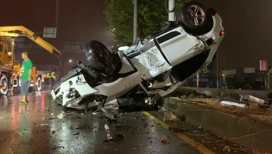 影/4百萬保時捷打滑「自撞分隔島翻車露肚」　路燈倒殃及無辜小黃