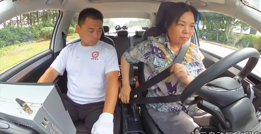 影/「安全帶繫錯」考官眼神死　事後提醒惹大媽吐槽：你早說嘛