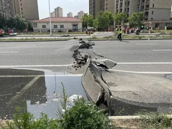 影/路面開裂隆起！3000住戶嚇到連夜「搬家」　20層樓高放繩垂降家當…電梯停用冷氣照扛