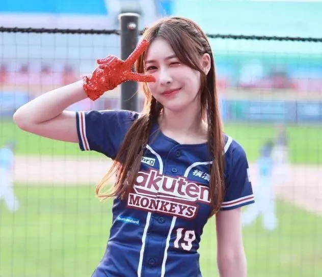 新「啦啦隊女神」獻聲《簡單愛》！甜嗓擄獲球迷　羞喊：很緊張