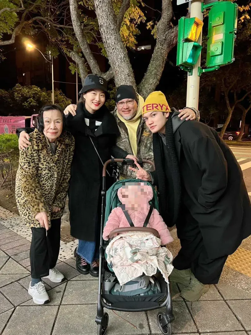 不僅寵妹還護家人！劉子銓捧場趙小僑舞台劇　全程保護奶奶手緊牽