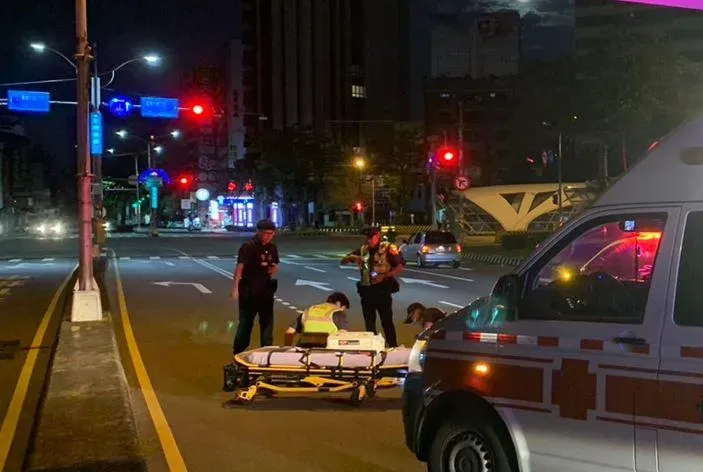 快訊/台灣大道驚傳墜橋！1女疑想不開掉落馬路　警方奮不顧身急衝接人救回一命