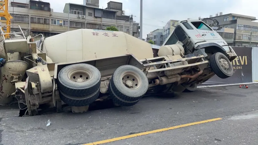 影/又是天坑釀禍　台中沙鹿「地面崩塌」！35噸水泥車翻覆　1名工人慘遭壓傷