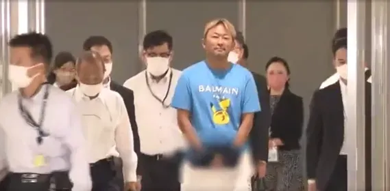 影/綾野剛也受害！日網紅前議員涉嫌恐嚇遭全球通緝　返國「一下機就被逮」