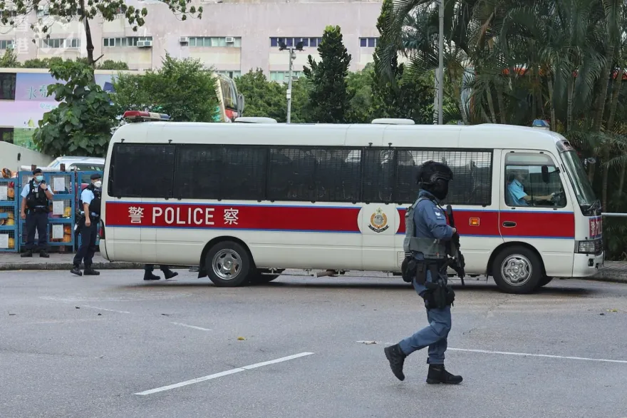 港商場砍人兇嫌聆訊「握拳不時深呼吸」　還押小欖取精神科報告