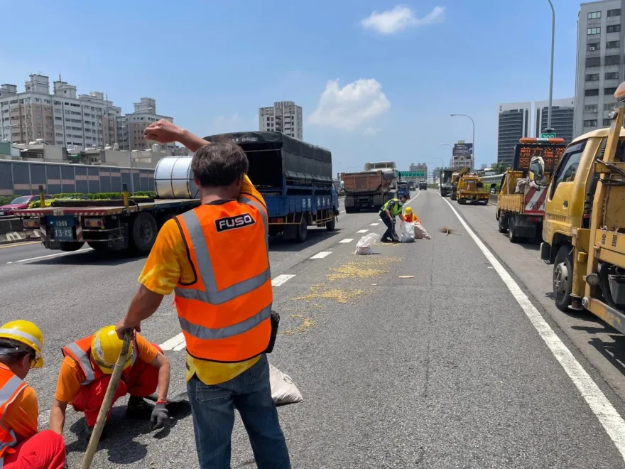 路上埋陷阱！國道竟灑滿螺絲釘　路上險釀災