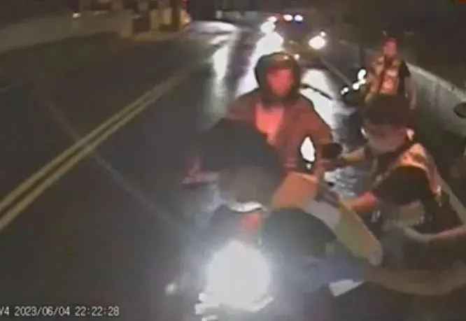 影/母湯惹到恰查某！彰化芬園悍女吵架怒踹前男友機車　再騎車狠撞救護車