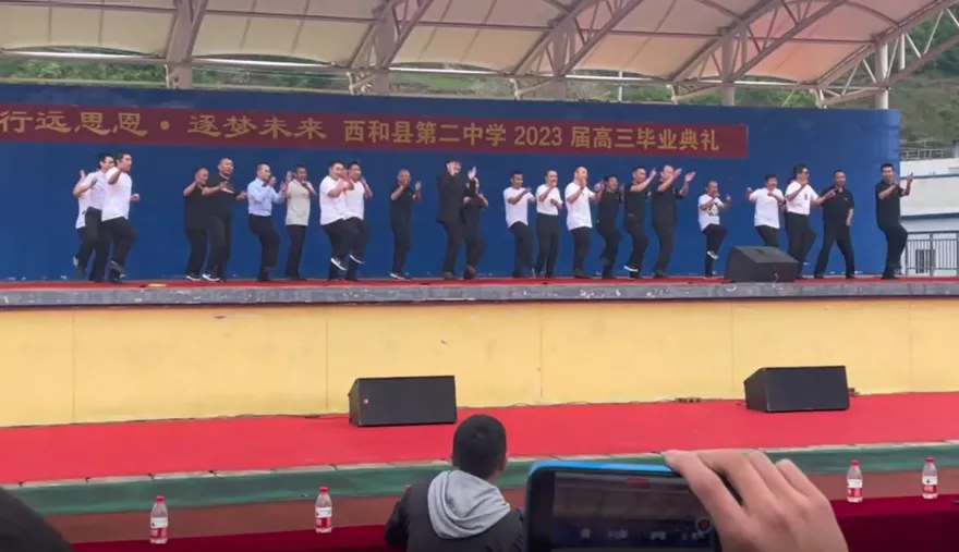 影/為考生打氣！男老師畢典集體上台「嗨跳女團舞」　台下爆歡呼：好感動