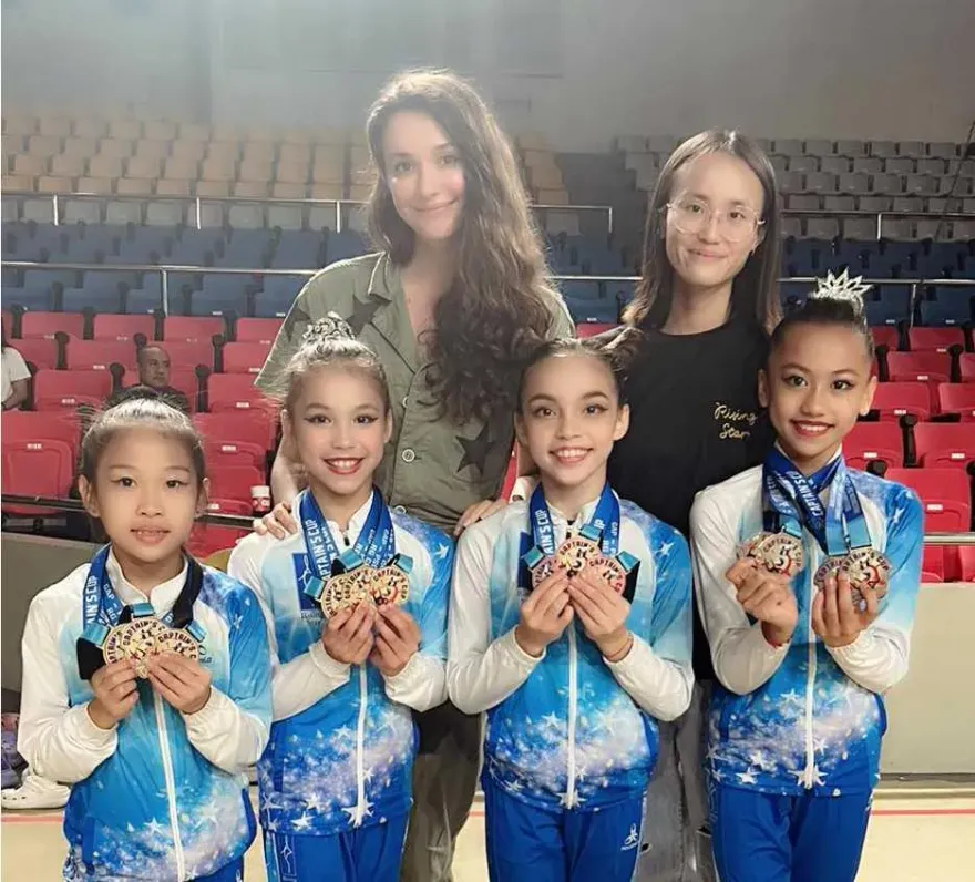 瑞莎率隊奪12金！小將「披國旗」登國際頒獎台　網虧：國內水準太高了