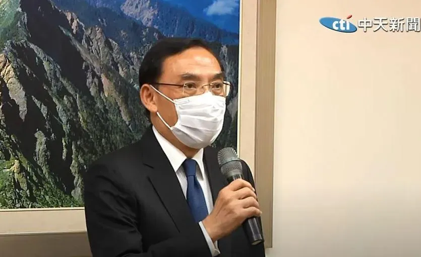 法務部長與20億詐騙犯合照　王鴻薇：遮羞布蓋不住也擋不住