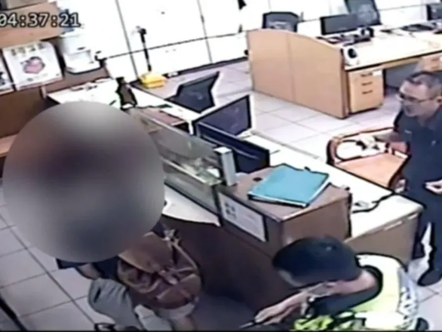 影/女嬰嗆奶「臉發黑」口吐白沫！暖警開道「2分鐘內直衝急診」撿回一命