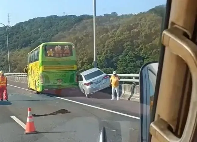 疑閃胎皮釀禍！國1五楊高架4車連撞　轎車被擠到「45度翹起」卡護欄