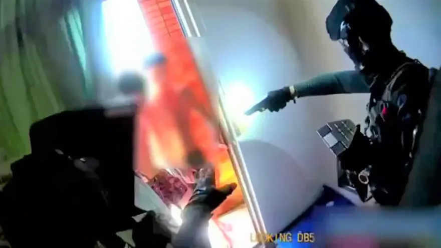 影/假公安機房藏竹北！警搗透天厝據點　攻堅驚見7人「正在騙」