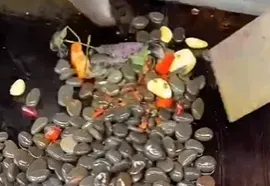 「爆炒鵝卵石」嗍一下就丟！驚見台「這地方」真的有人吃石頭治病