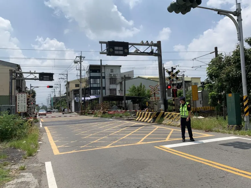 影/太扯！大林站鐵軌金屬物竟是轉向架　道班施工後遺留險釀意外