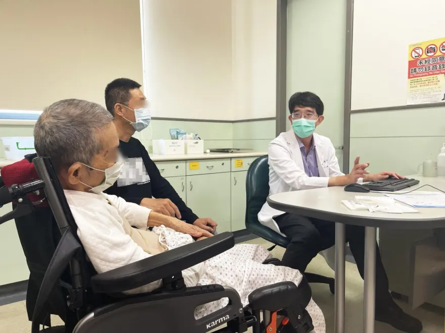 雙刀協力切除腫瘤！達文西結合內視鏡粘膜下剝離術　9旬翁成功摘除3處腸腫瘤