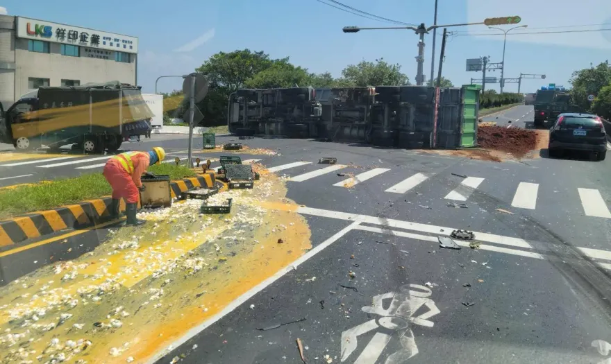 影/台61線追撞意外！貨車蛋洗馬路變「巨無霸煎蛋」 聯結車翻覆土方傾出1傷