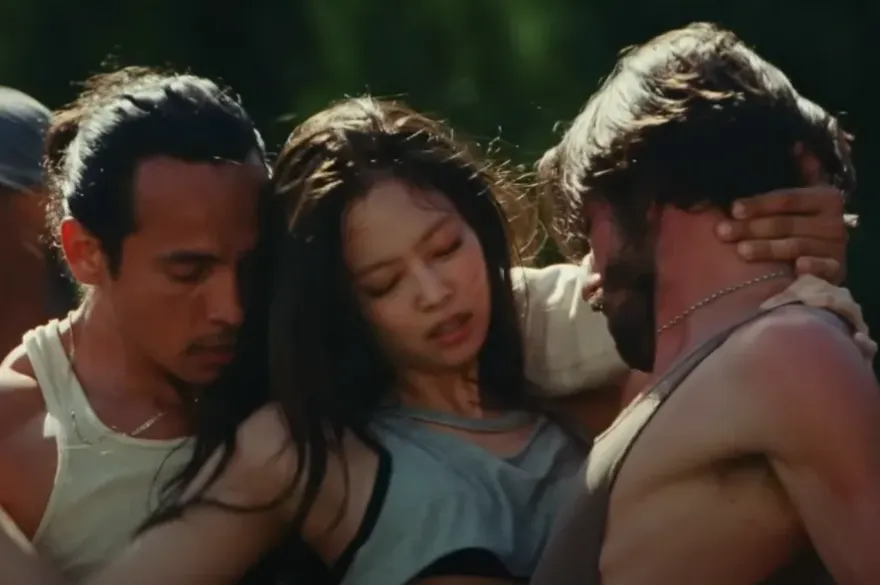 Jennie新戲夾2男磨蹭！挨批「跳3P舞」交纏畫面曝光　韓網崩潰了