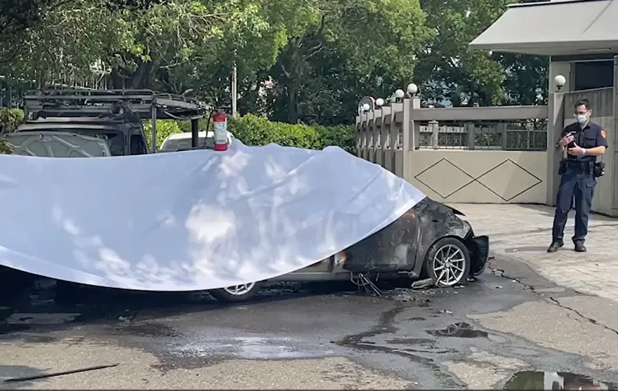 影/草屯驚傳火燒車赫見1焦屍！疑死者開車點火企圖撞進工廠　警查債務糾紛