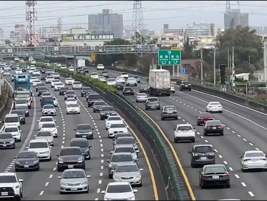 教師節連假首日國道湧車潮！國5南向多處「紫爆」塞車