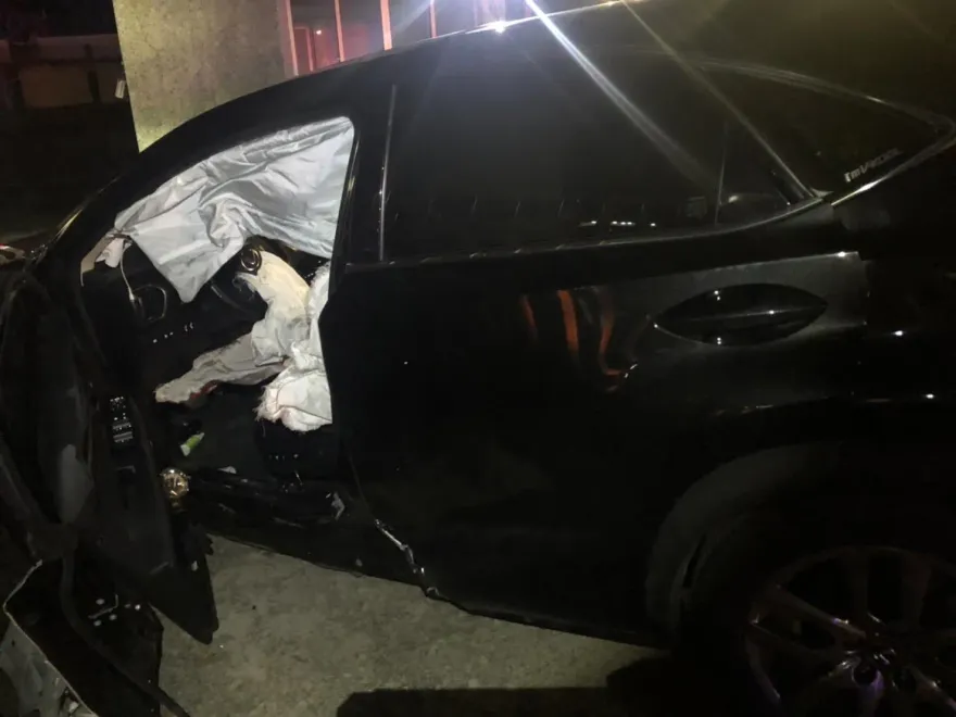 百萬休旅車撞爛白色轎車成廢鐵！高雄大寮嚴重車禍釀3傷疑因「血糖過低」