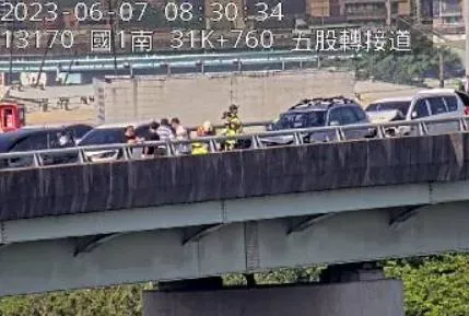 快訊/上班族注意！國1高架連環車禍　4車追撞1人命危送醫