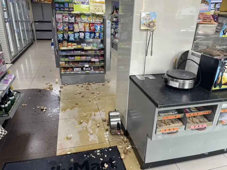 影/新北女遭男友追打跑超商求救！惡男怒砸「茶葉蛋鍋」2人燙傷送醫