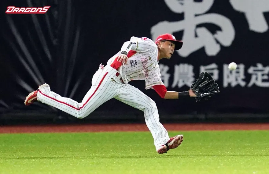 影/安打搶匪！郭天信9下美技飛撲　3度接殺陳晨威飛球