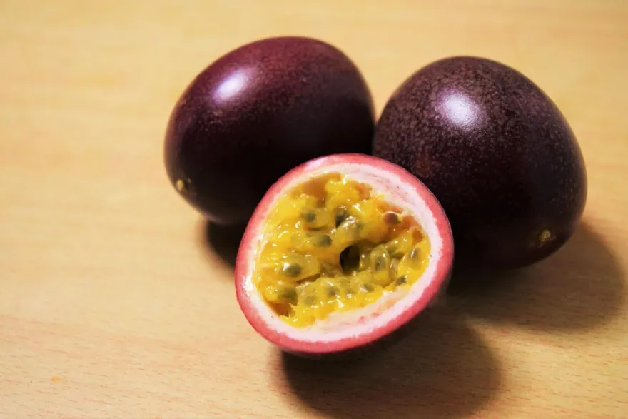 吃水果補鐵不一定是葡萄、櫻桃！補鐵排行前三名：百香果也上榜