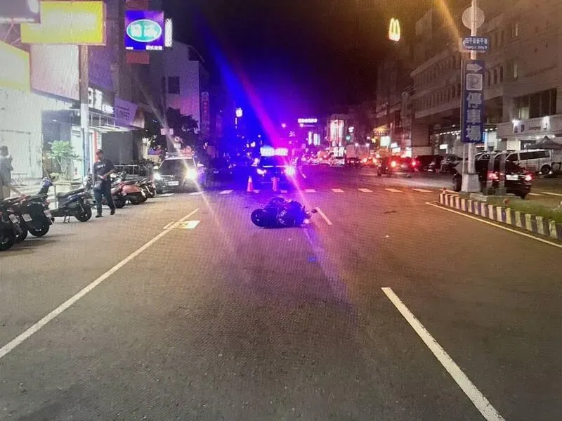 影/行人地獄！台中女走斑馬線、差2步上人行道　下一秒！遭機車撞噴2米遠