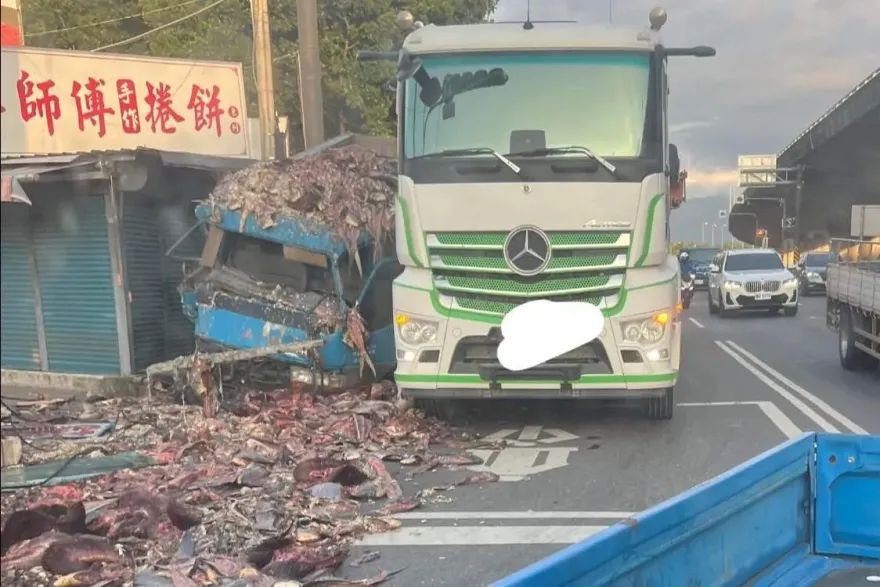 屏東貨車鑽車縫釀禍！「魚內臟炸滿地」　網友：要臭一陣子了
