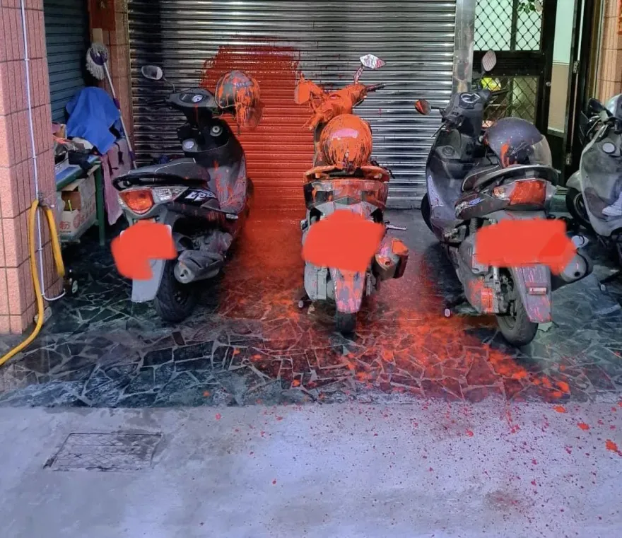 快訊/處理夜市土地糾紛遭報復？　高雄市政顧問助理家大門遭潑紅漆