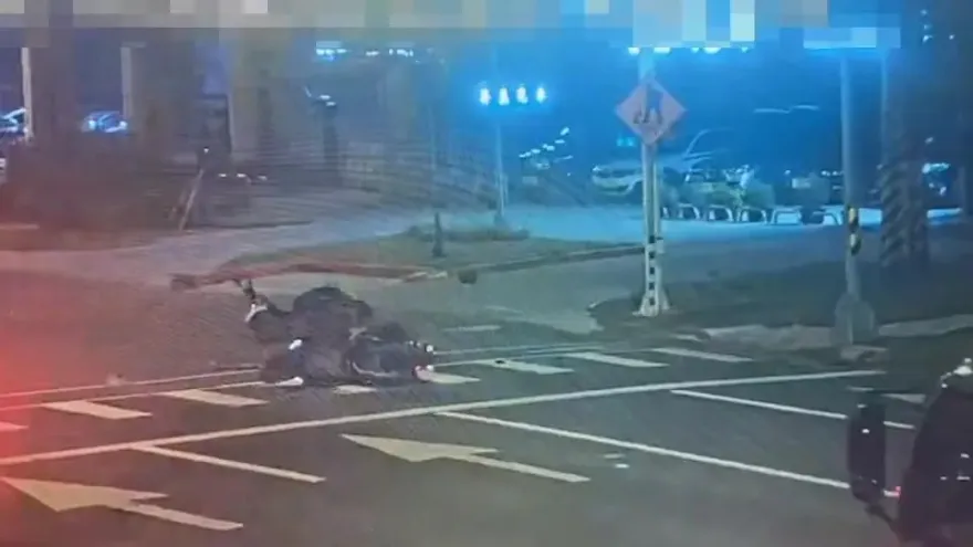 影/上班遇死劫！保六警追撞停紅燈騎士　重摔傷重不治