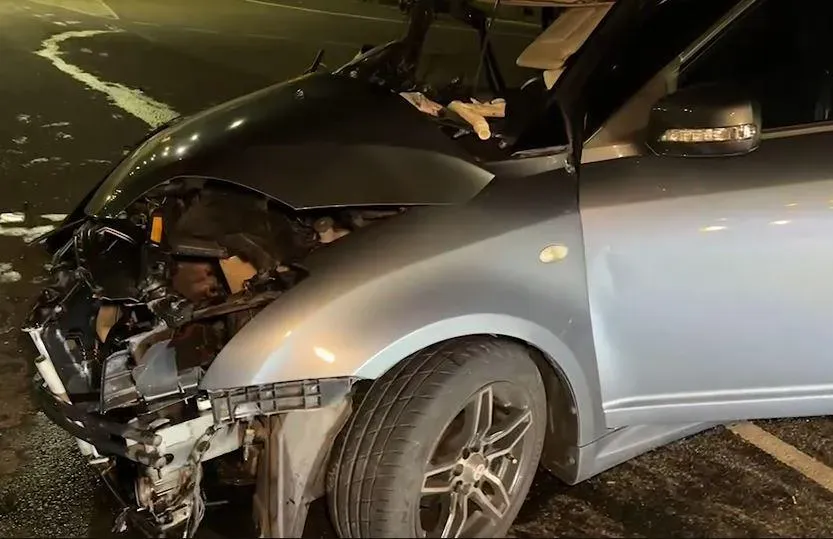 未注意燈號！斗六賓士撞左轉車　零件噴飛車頭全毀