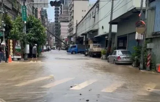 快訊/新莊自來水管破裂！大馬路「淹成黃河」　現場慘況曝