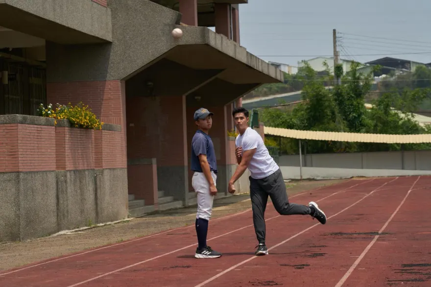 看到課本就想睡...陳偉殷自曝「功課沒起色」　偏鄉送暖當伴讀