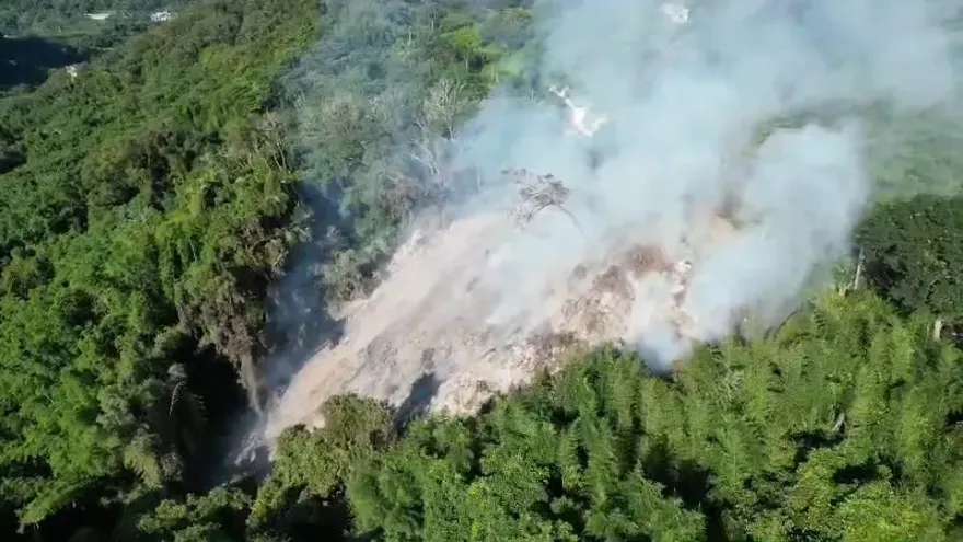 影/苗栗山林狂燒第3天！偷燒廢木害10消防員嗆傷　空拍影像超震撼