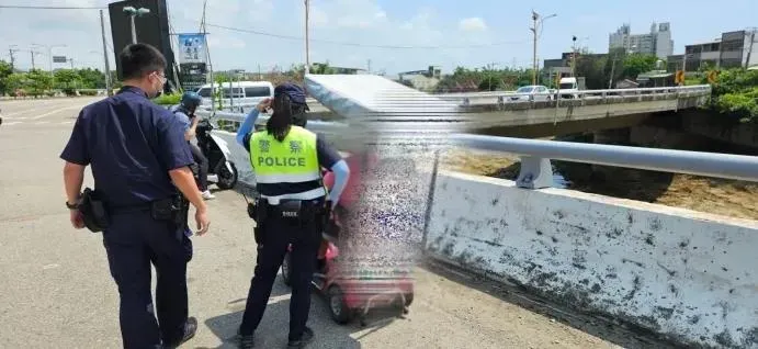 大太陽電動代步車突故障！　大叔曝曬暈眩、警神救援