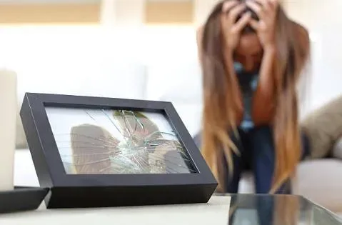 剛新婚就搞外遇！人夫幫美眉介紹工作用「連結」回報　孕妻見「零修飾訊息」淚崩怒告